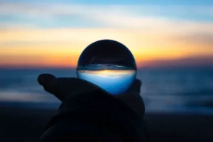 Glaskugel in der sich der Sonnenuntergang spiegelt
