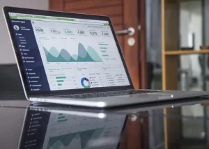 Laptop mit Chart über finanzielle Entwicklungen