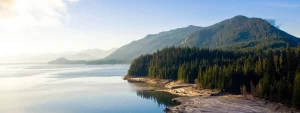 Bergsee im Dunst