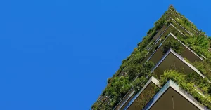 grün bewachsenes Hochhaus