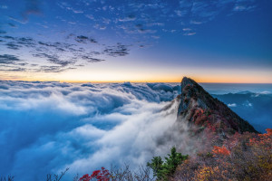 Bergspitze im Nebel
