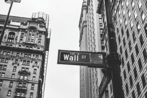 Straßenchild Wallstreet an Hausfasade