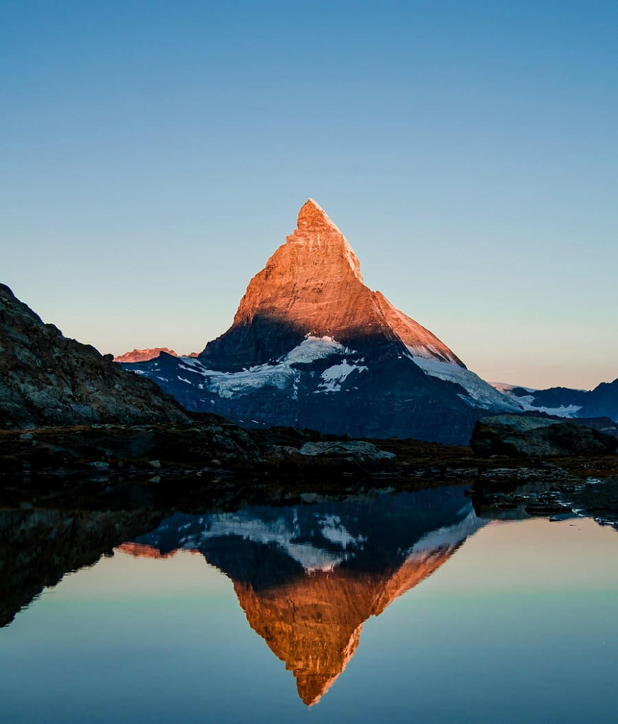 Bergspitze, die sich im Wasser spiegelt